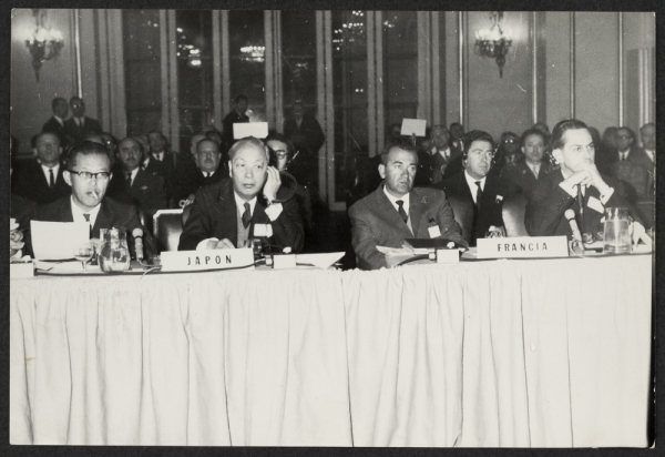 Les délégations françaises et japonaises lors de la signature du Traité sur l&#039;Antarctique, en 1959